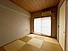 和室：【リフォーム中】落ち着いた和の趣を感じられる和室は、くつろぎの時間を演出する癒しの空間。押入収納を備え、寝室や客間、お子さまの遊び場など多目的に活用可能。畳表替え、クロス張替え、襖張替えなど行います。