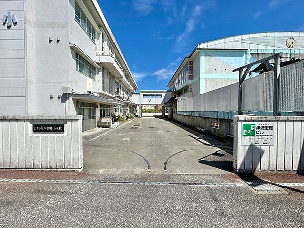 高知市立初月小学校まで580ｍ。徒歩8分。
