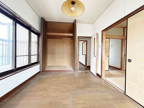 【現況】2階東側洋室の収納です。