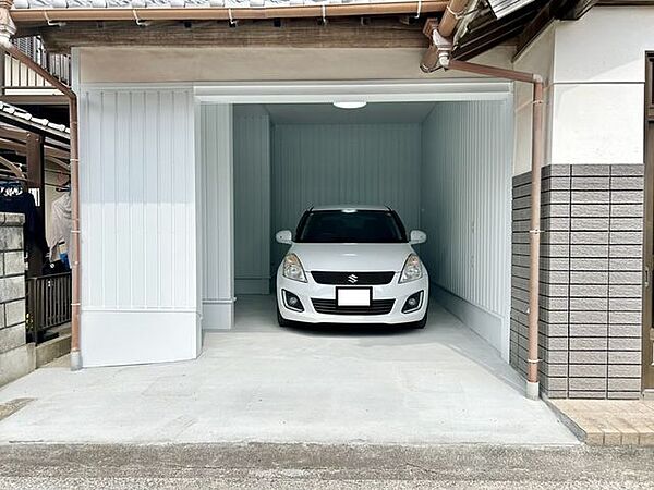【リフォーム済】ビルトインガレージを増設しました。間口2.5ｍ、奥行き5ｍと広いため駐車もしやすいです。車庫内幅は3.5ｍほどあり、車用品や外で使う道具系を置くこともできますよ。
