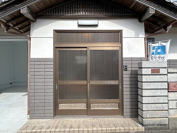 【リフォーム済】玄関扉は和風らしく引き戸がついています。格子戸のためあたたかな陽が玄関を照らしてくれますよ。