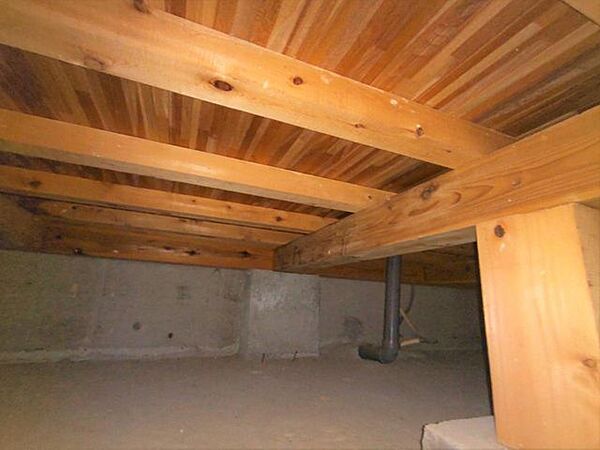 中古住宅の3大リスクである、雨漏り、主要構造部分の欠陥や腐食、給排水管の漏水や故障を2年間保証します。その前提で床下まで確認の上でリフォームし、シロアリの被害調査と防除工事もおこないます。