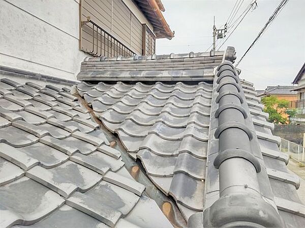 玄関屋根は雨漏りしていたため補修を行いました。お住まいいただくための補修、点検は欠かしません。