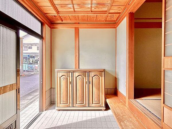 【リフォーム済】靴箱があります。広々玄関に加えて、靴箱もあるので収納には困りませんね。