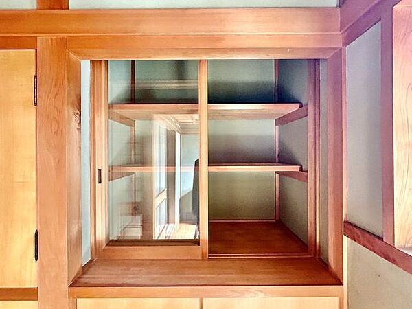 【リフォーム済】1階玄関横の収納です。和風住宅にぴったりな見せ棚がついています。収納だけでなくインテリアスペースとしてもお使いいただけそうです。