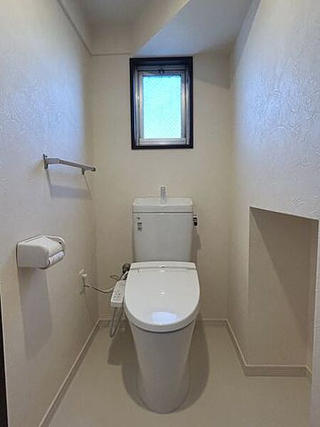 【リフォーム済み】トイレの写真です。便座を新品交換し、クッションフロアの張替えを行いました。