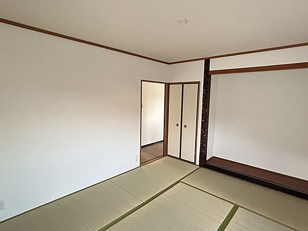 【リフォーム済み】2階約6帖の和室です。ふすまと障子の張替えを行い、畳の表替えをしました。