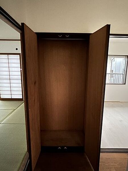 【リフォーム済み】階段上がって正面の収納の写真です。