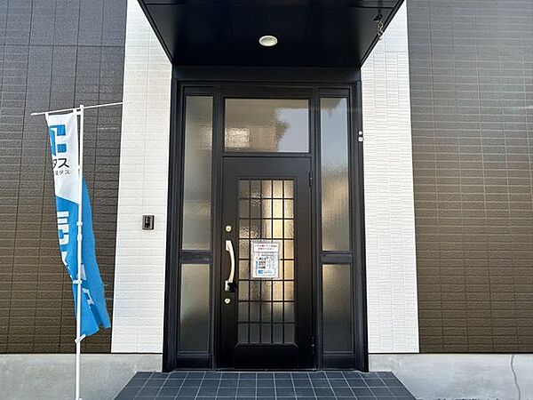 【リフォーム済み】玄関の写真です。カメラ付きインターホンを新規設置しました。