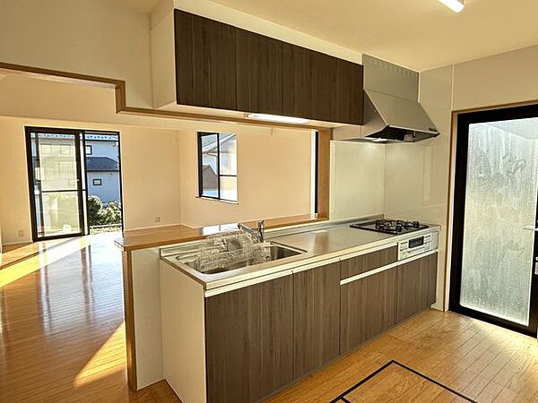【リフォーム済み】キッチンの写真です。対面キッチンで小さいお子様のいらっしゃる方でも安心して料理することができそうですね。