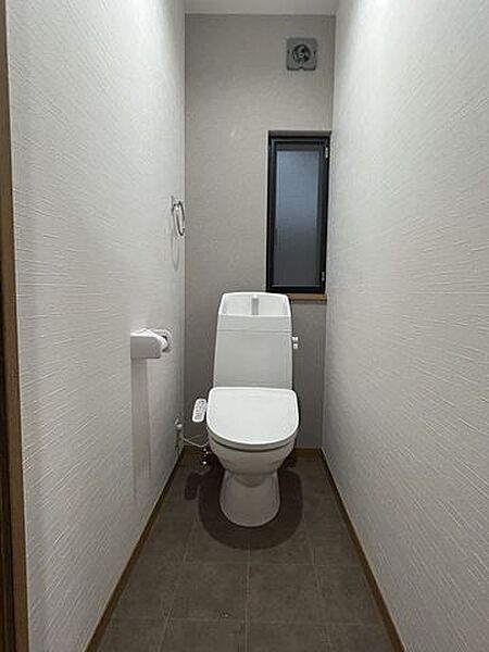 【リフォーム済み】1階トイレの写真です。便器の交換とクロスの張替えとクッションフロアの張替えを行いました。