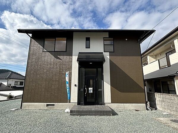 【リフォーム済み】別角度からの外観写真です。外壁は一部張替えを行い、塗装しました。屋根はカバー工法で修繕しました。