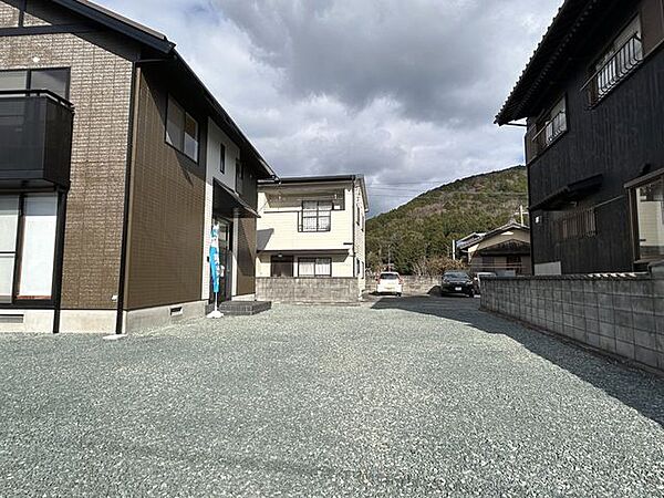 【リフォーム済み】建物東側の駐車場の写真です。雑草を鋤取り、除草剤を散布しました。大きい車でも楽々駐車可能なスペースになっております。