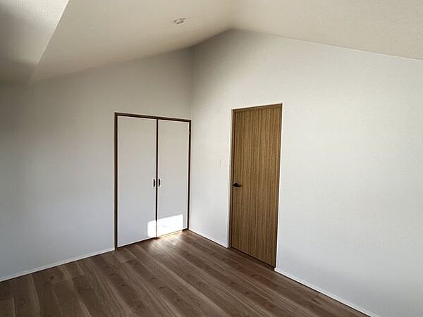【リフォーム済み】2階北西側6畳洋室の写真です。クロスの張替えを行い、床はカーペットからフローリングに張替えを行いました。