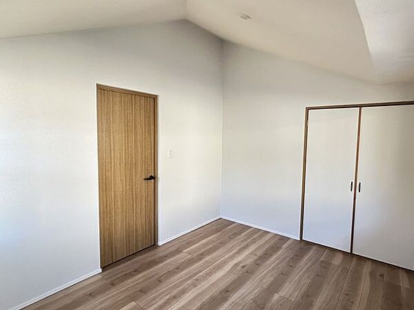 【リフォーム済み】2階北東側6帖洋室の写真です。クロスの張替えを行い、床はカーペットからフローリングに張替えを行いました。