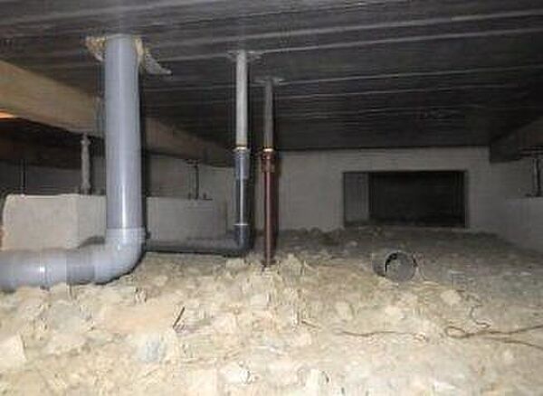 【床下写真】中古住宅の3大リスクである、雨漏り、主要構造部分の欠陥や腐食、給排水管の漏水や故障を2年間保証します。その前提で屋根裏まで確認の上でリフォームし、シロアリの被害調査と防除工事もおこないま…