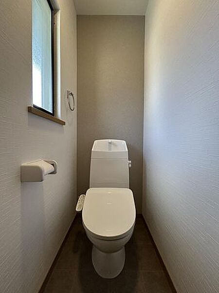 【リフォーム済み】2階トイレの写真です。便器は新品に交換し、クロスと床のクッションフロアを張替えました。