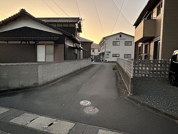 【前面道路】接道から見た写真です。