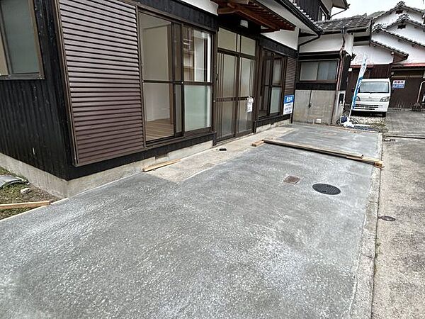 【リフォーム中】駐車場の写真です。コンクリートを打ち、お車が停めやすくなるようにリフォームしました。