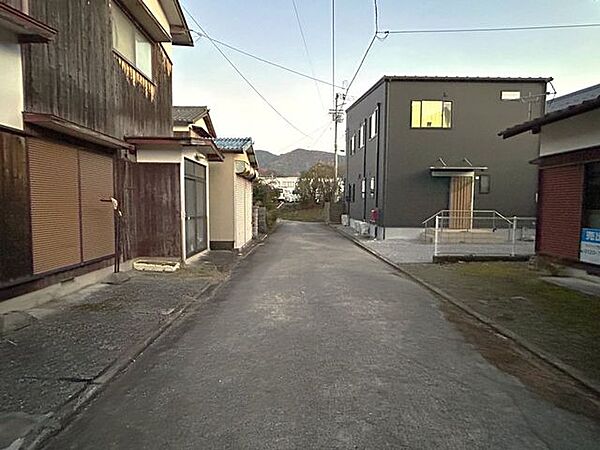 宇和島市立　高光 【前面道路】前面道路は幅員4ｍあり、持分もあります。 1500m