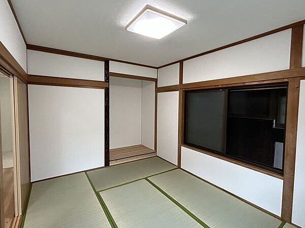 【リフォーム済み】1階和室の写真です。畳の表替えを行い、ふすまとクロスの張替えと照明交換を行いました。