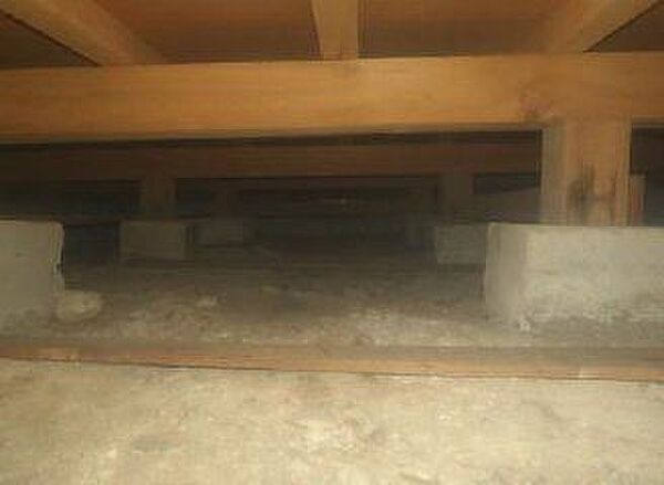 【床下写真】中古住宅の3大リスクである、雨漏り、主要構造部分の欠陥や腐食、給排水管の漏水や故障を2年間保証します。その前提で屋根裏まで確認の上でリフォームし、シロアリの被害調査と防除工事もおこないま…
