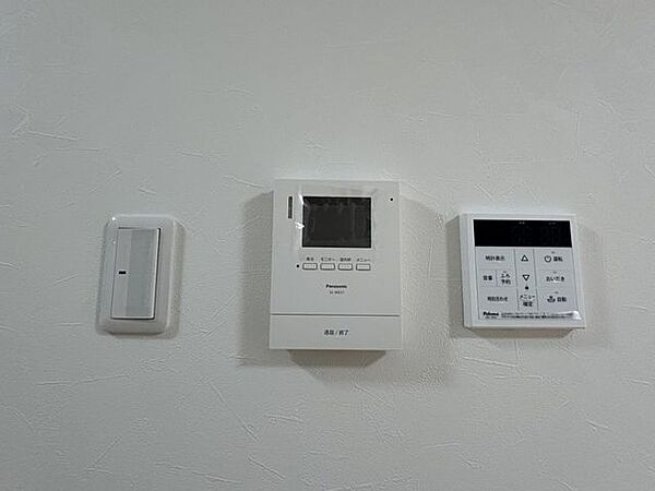 【リフォーム済み】モニター付きインターホンと給湯器のリモコンの写真です。モニターで確認できると小さいお子様がいる方も安心ですね。