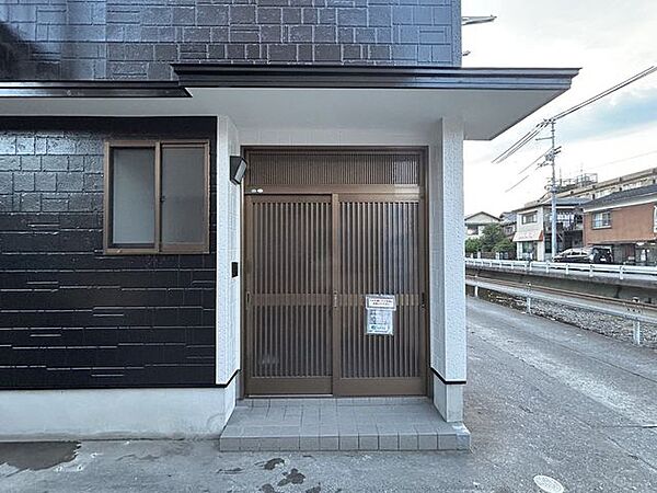 【リフォーム済み】玄関（外観）の写真です。モニター付きインターホンを新設し、外壁塗装を行いました。