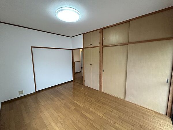 【リフォーム済み】2階の南東側の6帖洋室の写真です。間仕切り部分を壁にして部屋を分けられるようにしました。クロスの張替えを行いました。