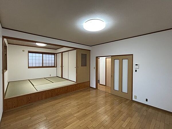【リフォーム済み】キッチンから見たリビング（和室）の写真です。
