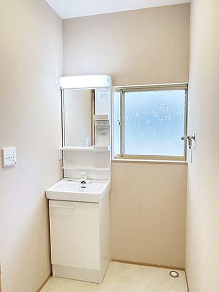 【リフォーム済】洗面脱衣所です。洗面台を新品交換しました。天井と壁のクロス張替え、床のクッションフロアを張替えました。