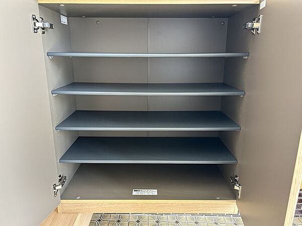 【シューズボックス】約18足収納可能、棚板は可動式です。