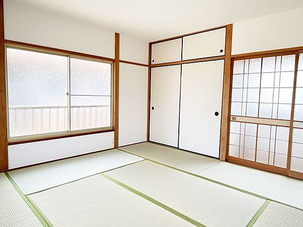 【リフォーム済】2階和室です。畳の表替え、天井と壁のクロスを張替えました。