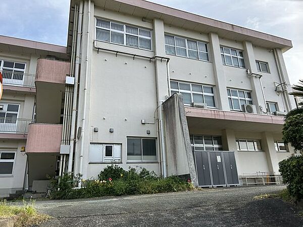 菅田小学校まで約500ｍ（徒歩7分）。