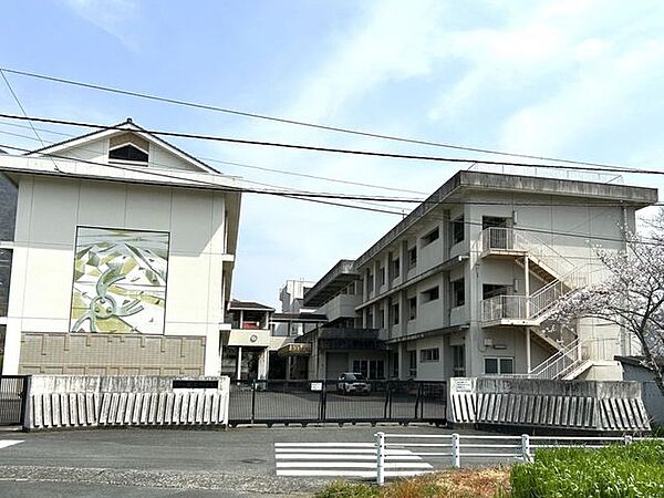 肱東中学校まで約400ｍ（徒歩5分）。