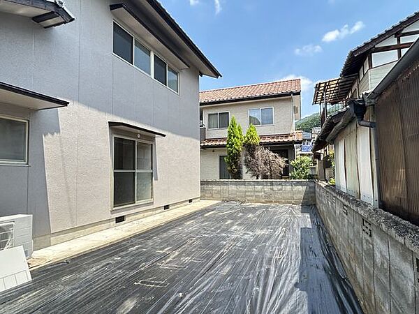 【リフォーム済】庭です。庭木は伐採して、除草後、防草シートを敷きこみました。お子様やペットと遊べるスペースになっています。