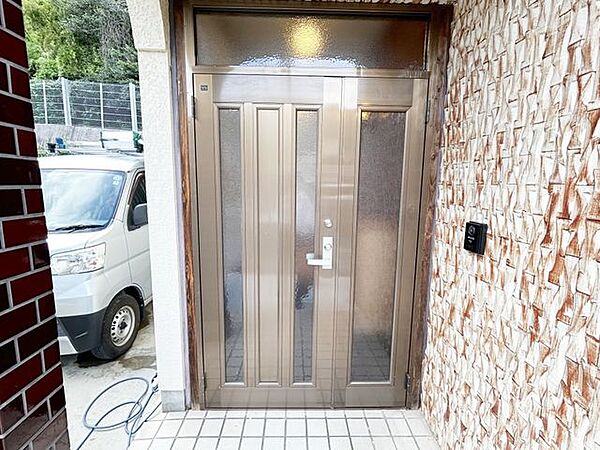 【リフォーム済み】玄関です。インターホンの新品に交換し、鍵交換を行いました。