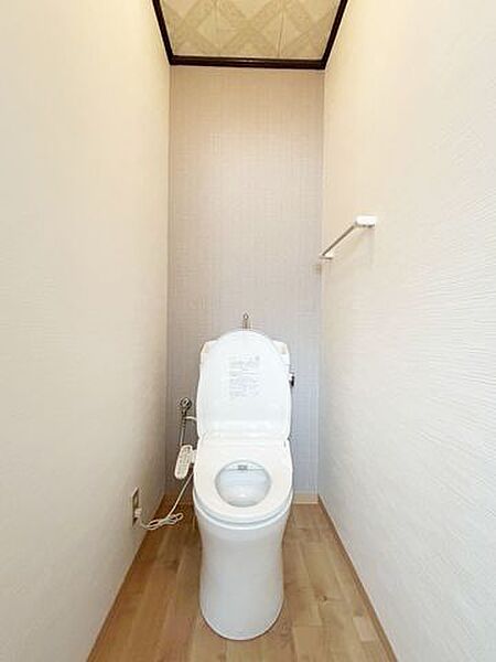 【リフォーム済み】2階トイレです。天井と壁のクロスの張替えを行い、便器はクリーニングを行いました。