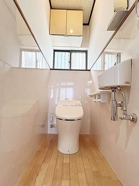 【リフォーム済み】1階トイレです。天井と壁のクロス部分は張替を行い、便器はクリーニングを行いました。
