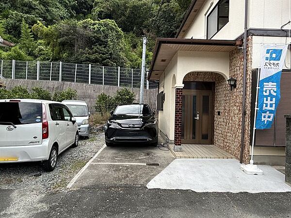 【リフォーム済み】駐車場の写真です。カーポートと立ち上がりブロックの撤去と補修を行いました。