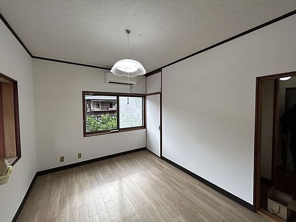 【リフォーム中】2階洋室です。床のカーペット撤去し、クッションフロアに張替えを行います。壁はクロスに張替えます。