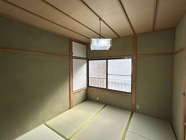【リフォーム済み】2階4.5帖和室です。畳の表替えとふすま・障子の張替えを行いました。