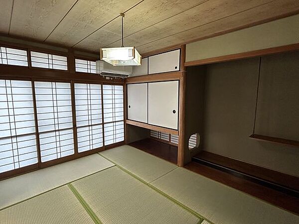 【リフォーム済み】1階和室です。畳の表替えとふすま・障子の張替えを行い、エアコンはクリーニングを行いました。
