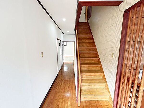 【リフォーム済み】1階廊下の写真です。照明を2カ所新設し、壁と天井のクロスを張り替えました。