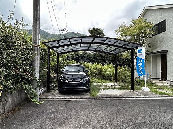 【リフォーム中】駐車場はカーポート付きで2台分駐車することが可能です。草の刈り取りを行い除草剤を散布します。