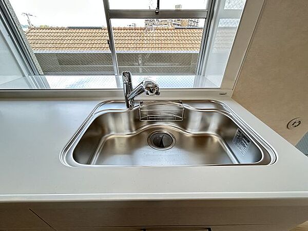 【リフォーム済】キッチンのシンクはとても広く大きな鍋も洗いやすく、排水もスムーズです。浄水栓付き。