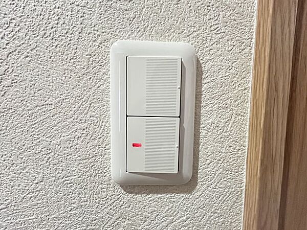 【リフォーム済】照明スイッチは全てワイドタイプに交換済。毎日手に触れる部分なので気になりますよね。綺麗になり、見た目もオシャレで押しやすいです。細かな箇所までリフォーム済です。