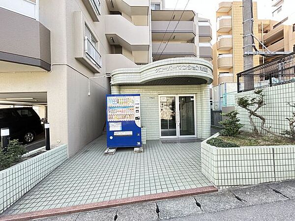 【建物入口】マンション入り口の写真です。正面が自動ドアになっていて、その先にオートロックドアホンがありますので防犯面もご安心頂けます。