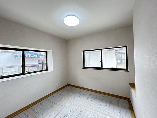 【リフォーム中　8/16撮影】2階西側約4.5帖洋室は、2面採光の明るい部屋です。フローリング床・天井・壁クロス張り替え済です。階段上には収納スペースもあります。
