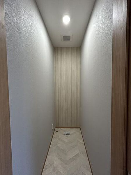 【リフォーム中　8/16撮影】トイレも新品便器便座を設置して、もちろん床・天井・壁クロス張り替えしています。